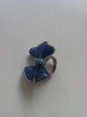 Бижутерия кольцо из сине-голубых камней в виде бантика